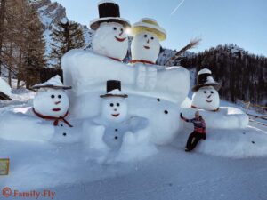 Dolomiten Skiurlaub-Schneemann Familie
